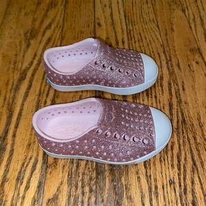 NWOB Native Water Shoes Pink Glitter Sz Kids C5